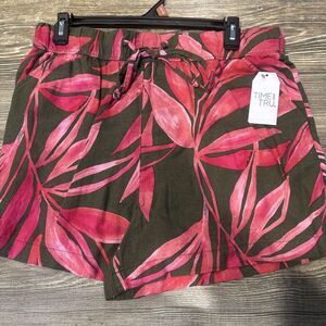 Women's Time and Tru Floral Red Linen Blend Pull-On Shorts Size Medium. NWT.